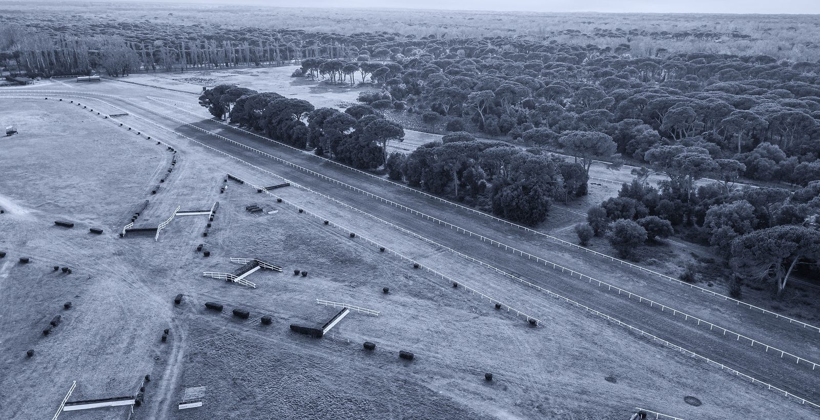Vue aérienne d'un hippodrome et de ses pistes